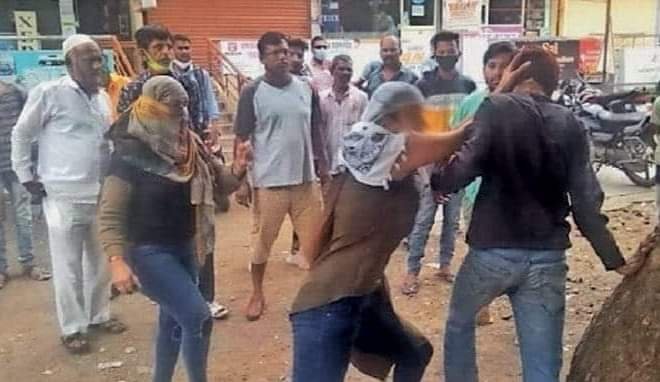 छेड काढणाऱ्या टवाळखोराला तरुणीने भररस्त्यात झोडपले... औरंगाबाद : मोठ्या बहिणीची छेड काढणाऱ्या टवाळखोराला लहान बहिणीने भररस्त्यात चांगलाच चोप दिला. ही घटना शहरातील सुतगिरणी चौक परिसरात काल दि.२५ रोजी दुपारच्या वेळी घडली. तरुणीचं हे रौद्र रुप बघुन घाबरलेला दुसरा टवाळखोर दुचाकी तिथेच सोडून पळून गेला. २३ वर्षीय विवाहिता लहान भावासोबत औरंगपुरा परिसरात गेली होती. तेथून भावाचा गारखेडा परिसरात कोचिंग क्लास असल्याने त्याला तिकडे सोडण्यासाठी ती औरंगपुऱ्यातून गारखेड्याकडे निघाली. तेव्हा औरंगपुऱ्यातून दोन टवाळखोरांनी तिचा पाठलाग सुरू केला. हा प्रकार तरुणीच्या लक्षात आला. मात्र थोड्या वेळाने थांबतील म्हणून तिने दुर्लक्ष केले. मात्र, दर्गा रस्त्यापर्यंत त्यांनी पाठलाग सुरू केला. त्यांची हिंमत वाढली होती. त्यांनी अश्लील हातवारे करणे, अश्लील शब्द वापरणे सुरू केले. दरम्यान, या तरुणीने एका ठिकाणी थांबून आपल्या लहान बहिणीला हा प्रकार कळवला होता. तिने तिला न थांबता पुढे जात राहण्यास सांगितले. तरुणी सूतगिरणी चौकात पोहोचली तरीही ते टवाळखोर थांबले नव्हते. सुतगिरणी चौकात पोहोचताच तिची लहान बहीण तेथे आली. तिने थेट या टवाळखोरांना लाथा-बुक्क्यांनी मारहाण करण्यास सुरु केली. तरुणीचा रुद्रावतार पाहून त्यातल्या एका टवाळखोराने आपली मोटारसायकल सोडून पळ काढला. काही वेळात लोक जमायला लागली आणि हे पाहून दुसरा टवाळखोर देखील तेथून पळून गेला. हा सगळा प्रकार सुरु असताना तिथे बरेच लोक जमा झाले पण कोणीही मदतीसाठी पुढे आले नाही. मात्र तरुणीच्या धाडसाने या टवाळखोरांना चांगलीच अद्दल घडली.