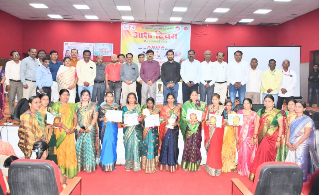 आशा डे निमित्त उत्कृष्ट कामगिरी करणाऱ्या आशांचा सत्कार । तालुका आरोग्य अधिकारी कार्यालयाच्या पुढाकाराने आशांचा सन्मान